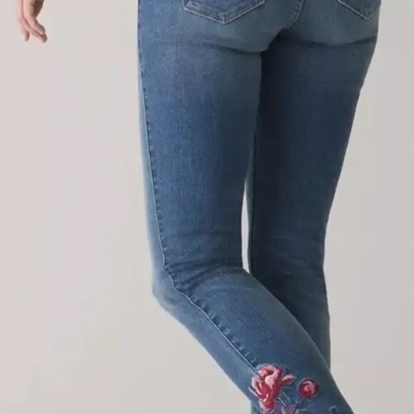 White House Black Market (WHBM) High-Rise Rose Embroidered Skinny Jean, 4L - Picture 7 of 7